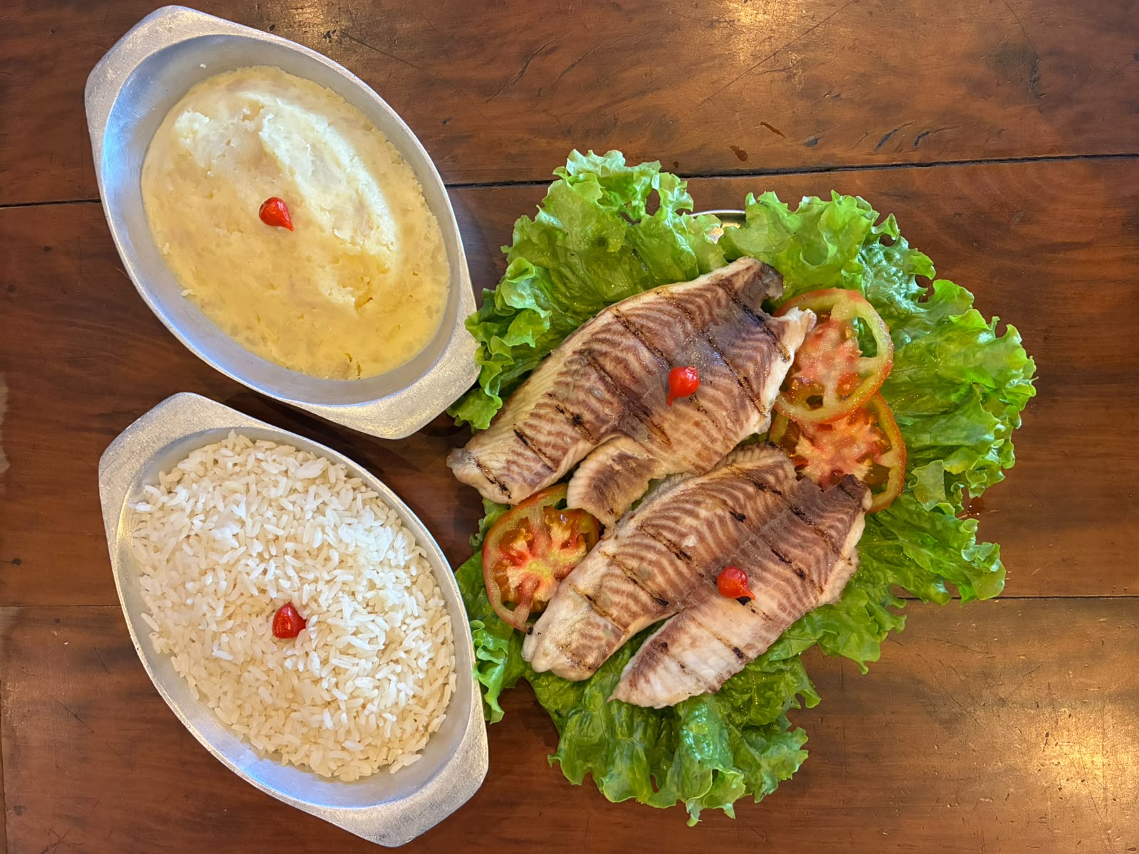 Filé de Tilápia Grelhado com purê de Banana da Terra, Arroz Branco e salada decorativa. — XICO DA FAZENDA
