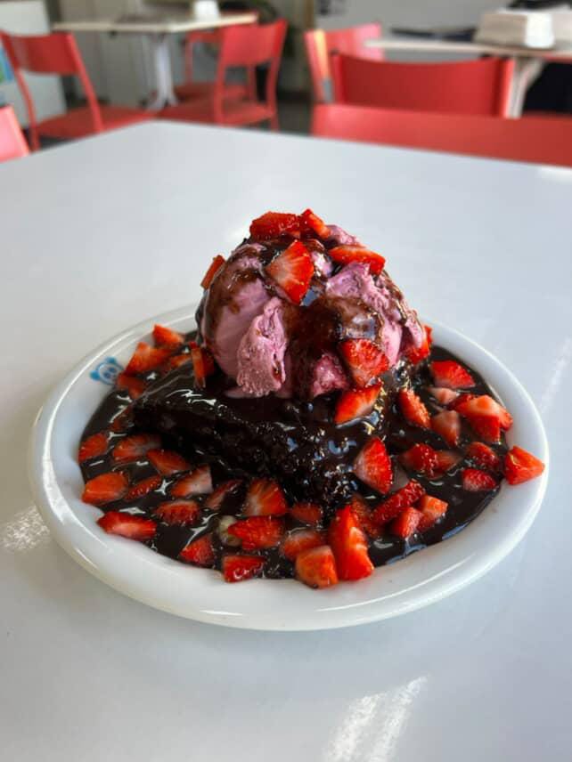 Brownie com sorvete de Jabuticaba — Bonani Sorvete e Açaí