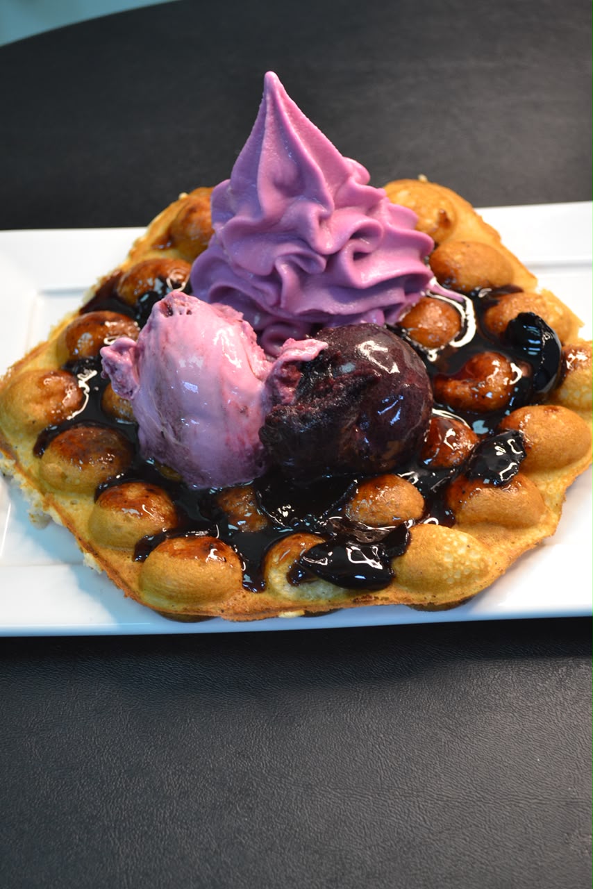 Bubble Whaffes com sorvete de jabuticaba — Sabarabuçu Delicius Sorvetes